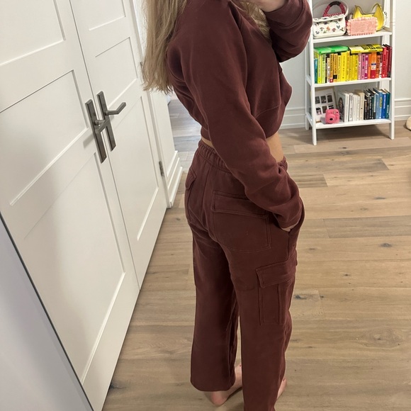 Cozy fleece mega cargo sweatpants and cropped crewneck in sumbac burgundy - Picture 2 of 3